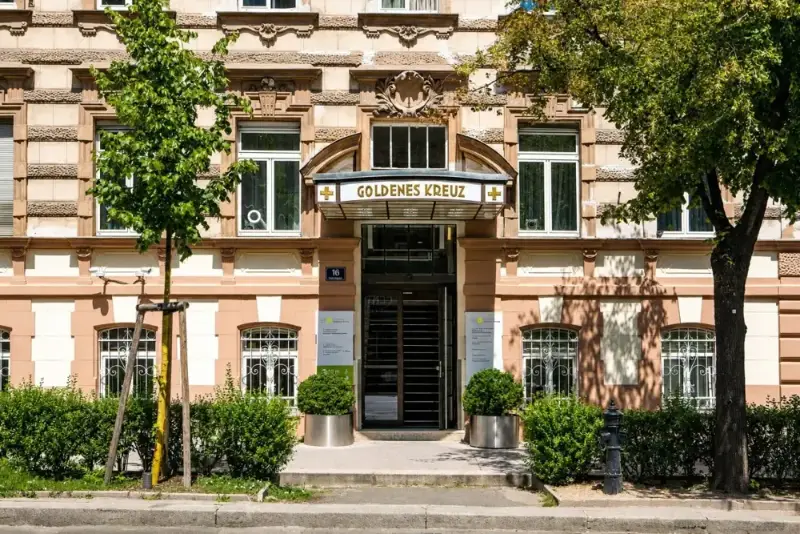 Privatklinik Confraternität – Goldenes Kreuz, Eingang